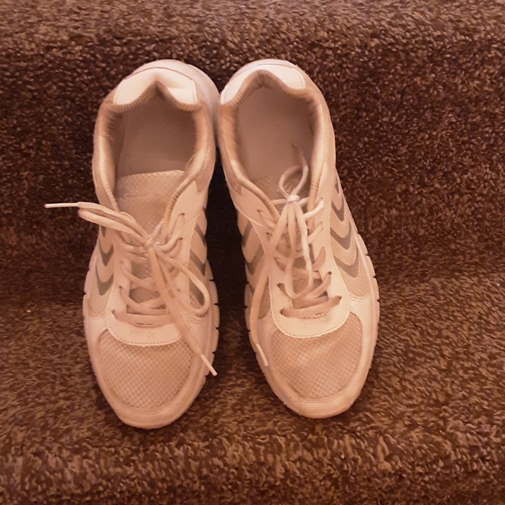 Athletic shoes